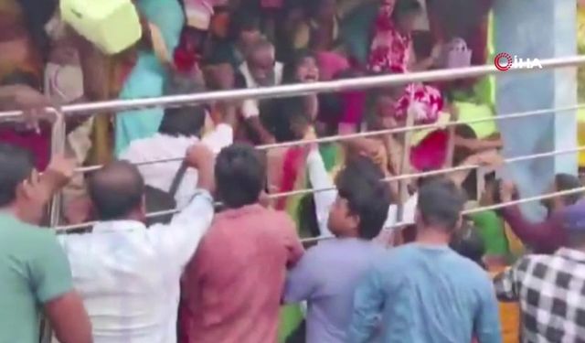 Hindistan'da tapınakta izdiham: 12 ölü