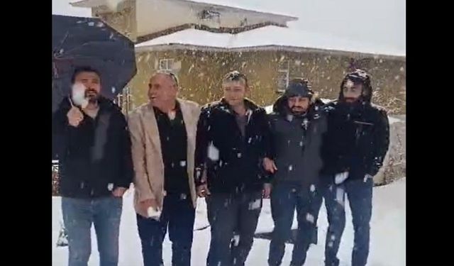 Hakkari’de halaylı kar yağışı kutlaması