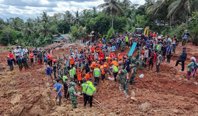 Endonezya'da heyelan faciası: 6 ölü, 17 kayıp