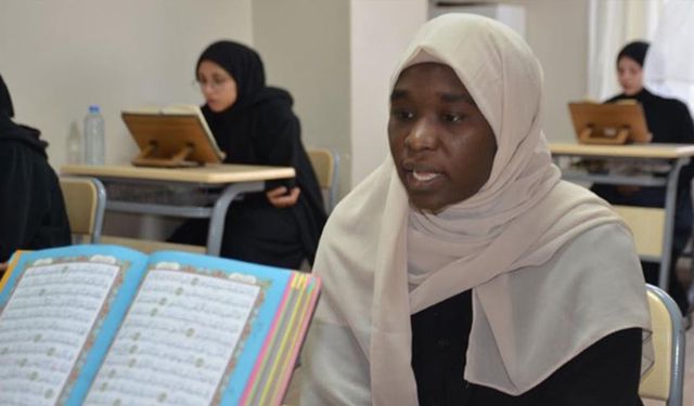 Türkiye’ye eğitim için geldi, her gün 3 saat uykuyla azmederek 8 ayda hafız oldu