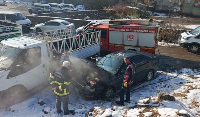 Yolda Alev Alan Otomobil Korkuttu: İtfaiye Alevlere Müdahale Etti