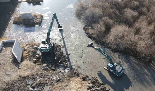 Kura Nehri’nde temizlik çalışması