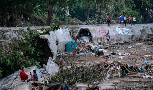 Filipinler'de süper tayfun alarmı: 100 bin kişi tahliye edildi, 300 uçuş iptal oldu