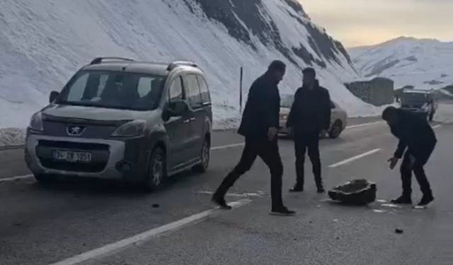 Yüksekova’da Karayolu Üzerine Kaya Düştü: Sürücüler Felaketi Önledi