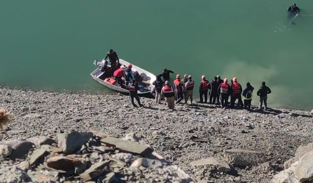 Hakkari–Van Yolunda Kaza: Otomobil Zernek Barajı’na Düştü, 3 Kişi Aranıyor