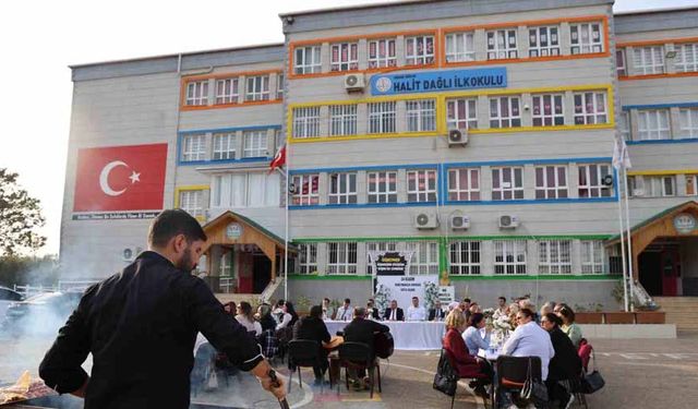 Okul bahçesinde Adana usulü öğretmenler günü kutlaması