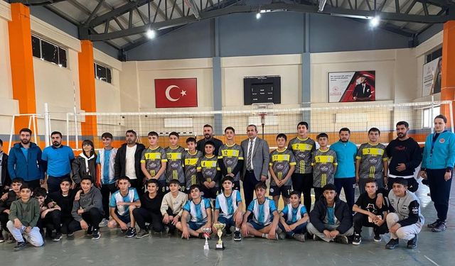 Yüksekova'nın Yıldızları Voleybolda İl Birincisi