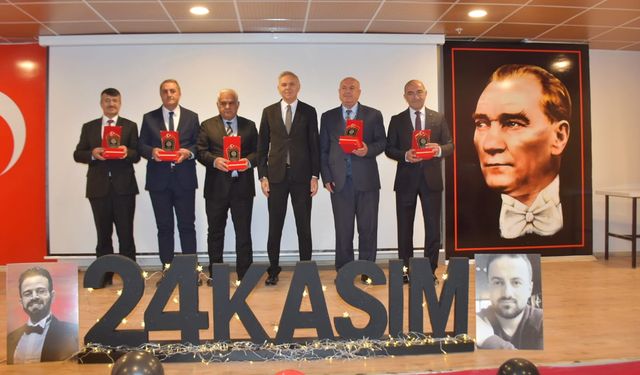 Yüksekova’da Başöğretmenlere Anlamlı Plaket