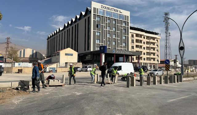 Yüksekova’da kaza riski oluşturan kavşaklar kapatılıyor