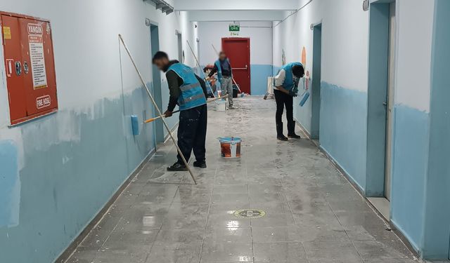 Yüksekova'da Yükümlüler ara tatilde Kamışlı İlk ve Ortaokul'unu yeniledi