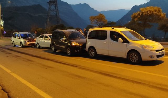 Hakkari’de Zincirleme Kaza: 4 Araçta Maddi Hasar Oluştu