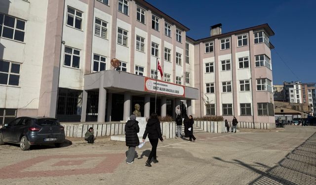 ATA AÖF ara sınavlarının üçüncü oturumu Yüksekova’da tamamlandı