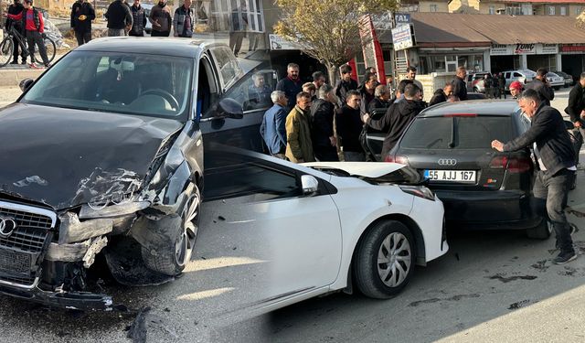 Yüksekova’da İki Otomobil Çarpıştı: 1 Kişi Yaralandı