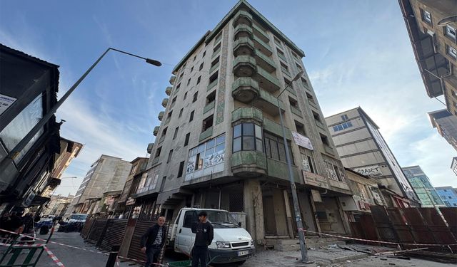 Yüksekova’da kentsel dönüşüm kapsamında eski binalar yıkılıyor