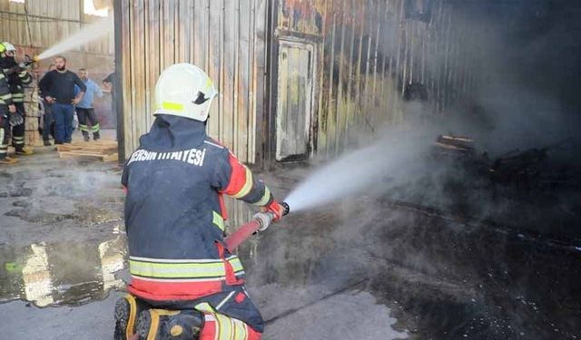 Mersin’de palet imalathanesinde çıkan yangın kontrol altına alındı