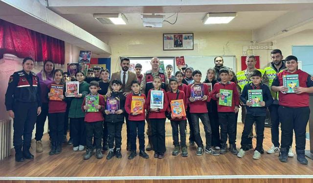 Muş’ta jandarmadan öğrencilere kişisel güvenlik ve güvenli internet eğitimi
