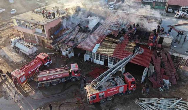 Tatvan’da kereste dükkanında yangın