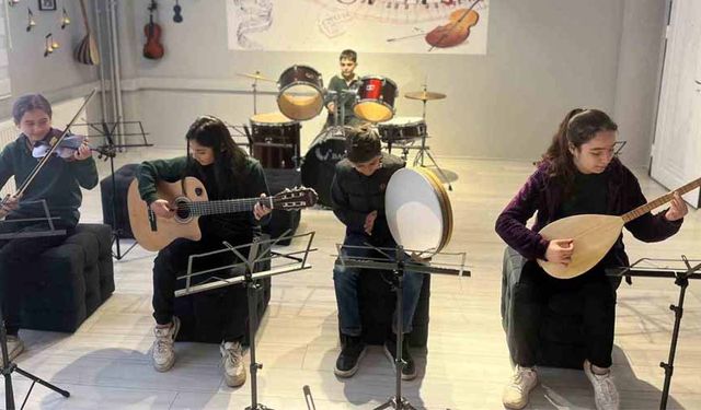 Vefalı eş, hayatını kaybeden kocasının anısına kütüphane ve müzik atölyesi kurdu