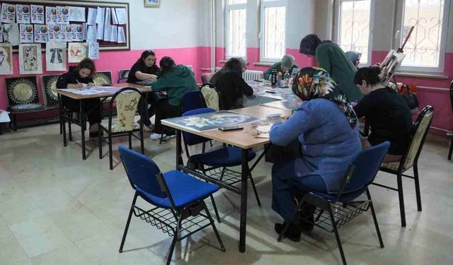 Muş’ta kadınlar kâğıt rölyef kursuyla aile bütçesine katkı sağlıyor