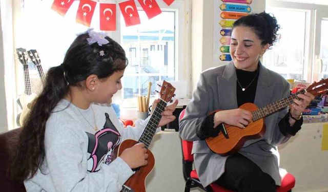 Tek öğretmen, dört öğrenci: Köy okuluna yürek ısıtan dokunuş