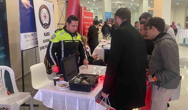 Kars’ta üniversite öğrencilerine trafik araç ve gereçleri tanıtıldı