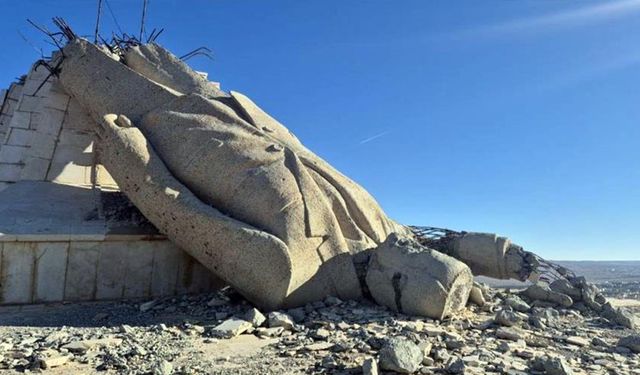 Suriye’de halkın yıktığı Hafız Esad’ın dev heykelinden geriye enkazı kaldı
