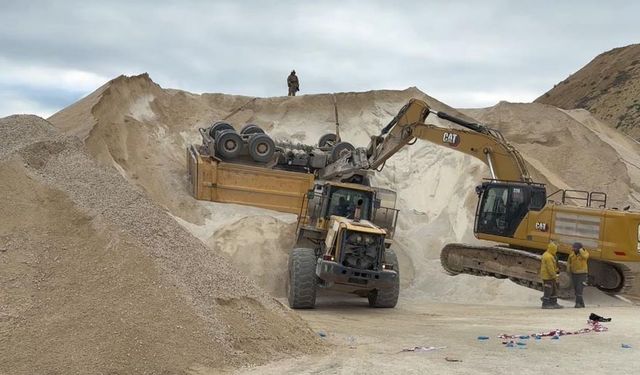 Taş ocağında kamyon devrildi, sürücüsü hayatını kaybetti