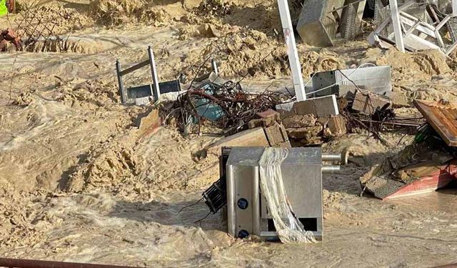 Alanya’da taşan dere 5 yıldızlı otelin sahildeki kafesini yıktı