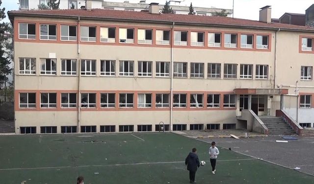 Kahramanmaraş’ta yarım asırlık okul yıkılmayı bekliyor