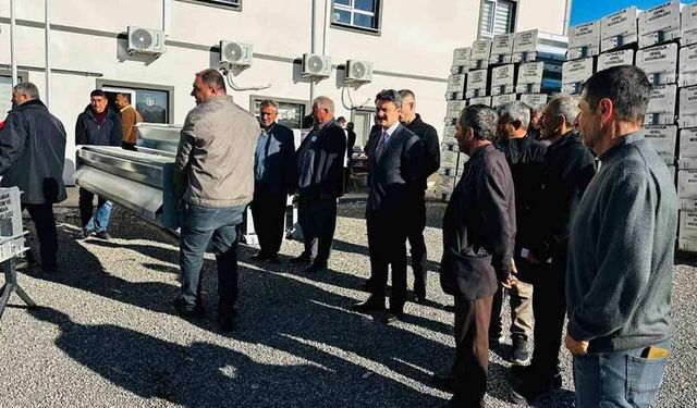 Besni’de 84 yetiştiriciye otomatik yemlik dağıtıldı