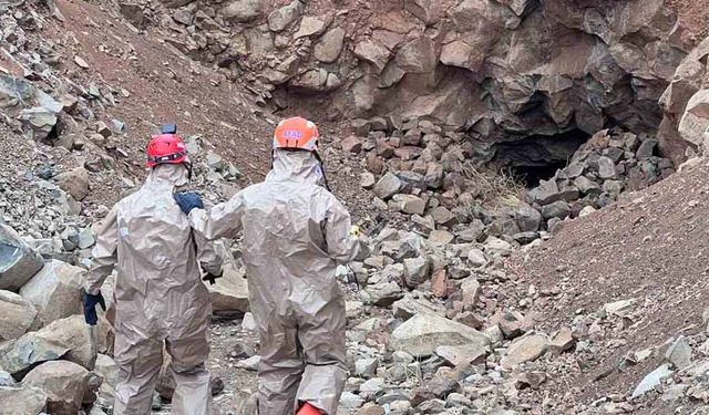 Define aranan mağarada çökme tehlikesi nedeniyle 11 kişilik kurtarma ekibi geri çekildi