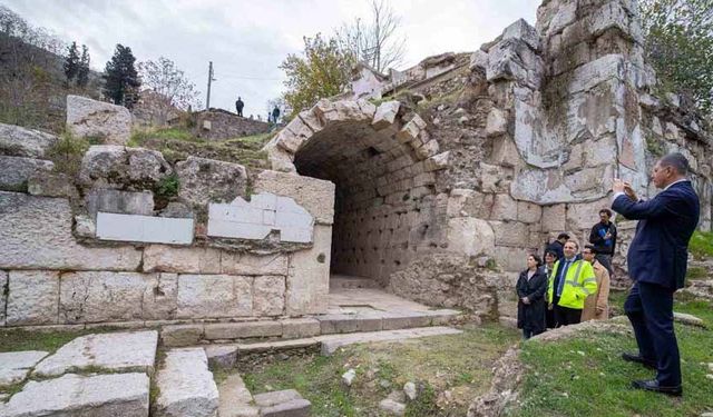 Smyrna Tiyatrosu gün yüzüne çıkıyor