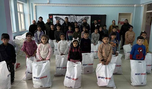 YEKDASDER’den Köy Okullarına 100 Öğrenciye Kışlık Giyim Yardımı