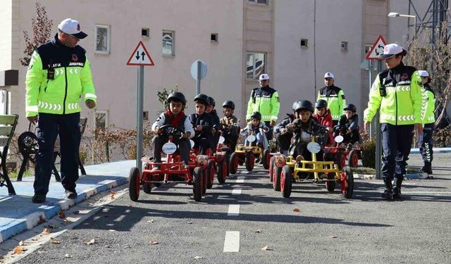 Hakkari'de geleceğin sürücüleri trafik parkurunda