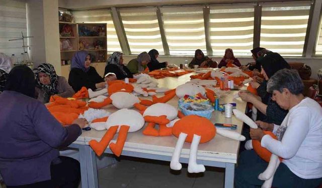 Kadınlar, lösemili çocuklara oyuncak bebek ve elbise dikmek için bir araya geldi