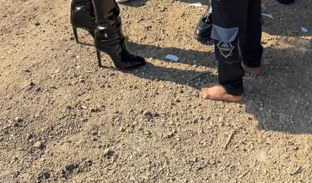 Ayağında 80 bin TL'lik çizmeyle yalın ayak çocukları ziyarete gitti