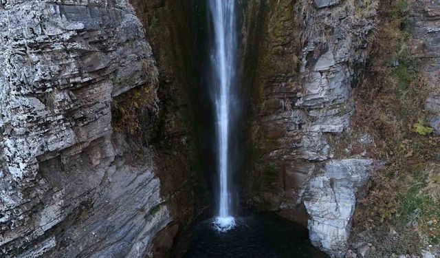 Mutki’nin saklı cenneti Gümüşkanat Şelalesi hayranlık uyandırıyor