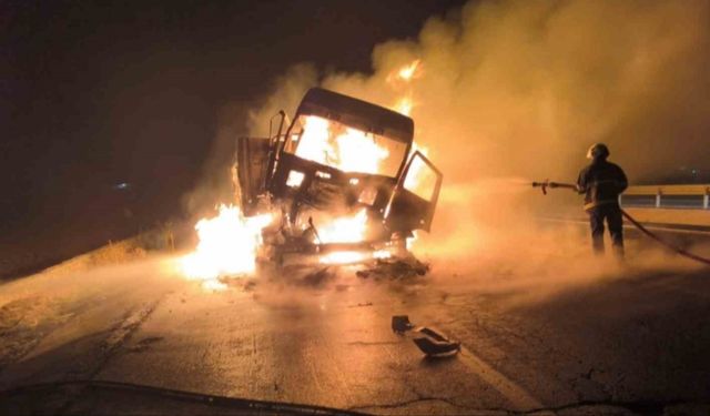 Mardin’de çarpışan iki tırdan biri yandı