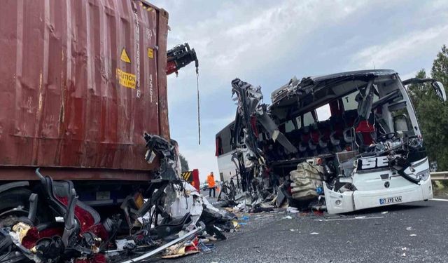 Yolcu otobüsü tırla çarpıştı: 7 Ölü