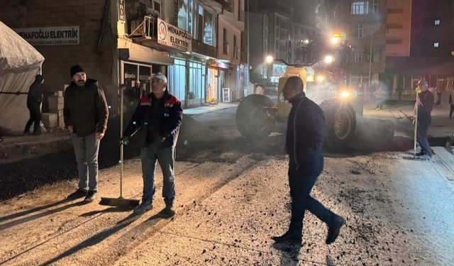 Yüksekova’da bozulan yollar için gece mesaisi