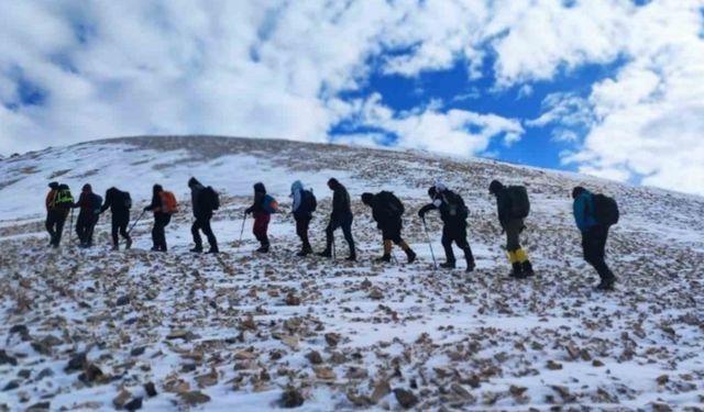 Doğaseverler 3 bin 395 rakımlı Vivara Dağı’nda zirve yaptı