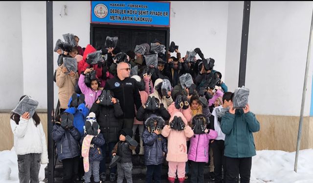 Yüksekova’da özel gereksinimli 80 öğrenciye kışlık bot yardımı