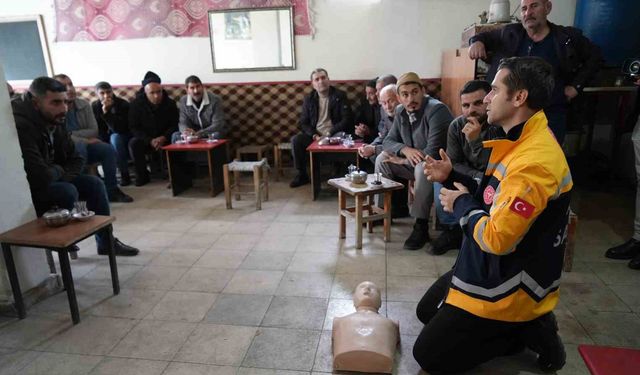 Sağlık ekipleri dağ köylerini tek tek gezerek ilk yardım eğitimi veriyor