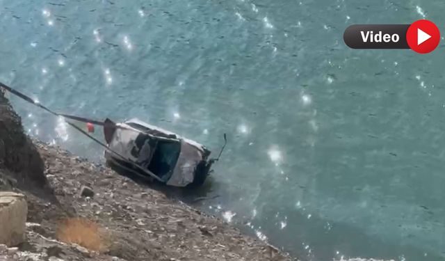 3 Gencin Hayatını Kaybettiği Araç Barajdan Vinçle Çıkartıldı