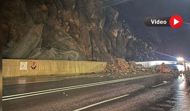 Depin Mevkiinde Yağışla Birlikte Kaya Düşmeleri Yolu Ulaşıma Kapattı