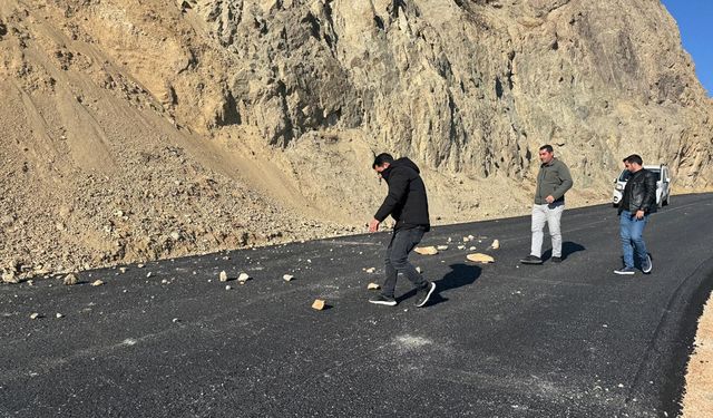 Yüksekova’da köy yoluna düşen taşlar sürücüler tarafından temizlendi