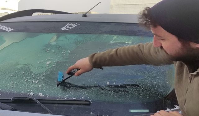 Eksi 17 dereceyi gören kentte araç camları buz tuttu