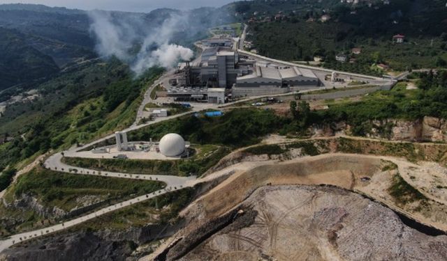 Çevreye yaydığı kötü kokular ile gündemdeydi, şimdi ise maaşlarını alamayan işçilerin eylemi ile gündemde