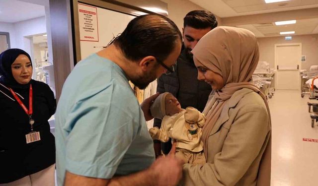Mide ve bağırsakları karnının dışında doğan 44 günlük bebek iki ameliyat geçirdi