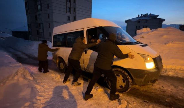 Yüksekova’da buzlu yolda mahsur kalan minibüsü vatandaşlar kurtardı